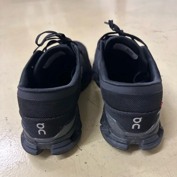 On Cloud X4, like new condition, no box or tags - Picture 2 of 6